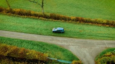 Yol testi süspansiyonu ve 4x4 kapasitesi dışında çimlerin üzerinde giden bir araç. Çimenli arazide hareket eden SUV off-road istikrarını değerlendiriyor. Eşitsiz alan boyunca seyahat ederek traksiyon performansını kontrol et