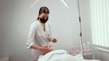 Güzellik uzmanı, sağlıklı cildin korunması için profesyonel kozmetik bakımı sağlıyor. Yetenekli estetisyen, cilt görünümünü iyileştirmek için gençleştirici tedavi uyguluyor. Uzman cilt bakımı prosedürleri hidratlaşmayı ve pürüzsüzlüğü teşvik eder.