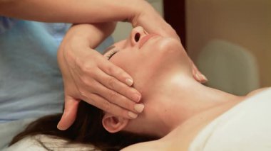 Cilt için sakin, huzurlu ve lüks bir tedavi. Kapalı gözlü, güzellik salonunda dinlenen güzel bir kadın. Sağlık ve kozmetoloji. Pürüzsüz, sağlıklı cilt bakımı, detoks yenileme