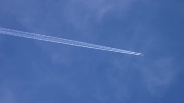 Yolcu ve kargo taşımacılığı seyir irtifasında açık mavi gökyüzünde çalışıyor. Motorların arkasında beyaz izler oluşurken uluslararası rotada uçan ticari uçaklar. Şehirleri birbirine bağlayan küresel lojistik ve hava taşımacılığı hizmetleri