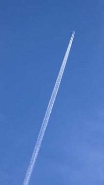 Jet uçaklarının çevresel sürdürülebilirlik kavramı açık mavi gökyüzünde uzun beyaz izler bırakıyor. Havacılık emisyonları atmosferi etkiliyor ve iklim değişikliği tartışmalarına, dikey yönelime katkıda bulunuyor. Yüksek irtifa uçuş oluşturma