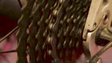 Bakım sırasında arka bisiklet kaseti ve kirle kaplı zincir. Tamir atölyesindeki kirli bisiklet sürücüsü viteslerini kapatın. Bisiklet ekipmanları yağlama temizliği ve teknik bakım konsepti