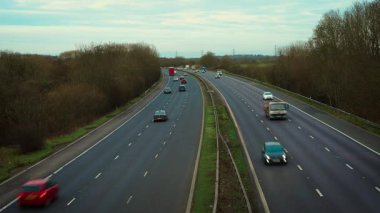 Otoyol trafiği çok şeritli otoban boyunca ilerliyor. İki yönde de arabalar ve kamyonlar hareket ediyor. Ulaşım lojistiğini desteklemek, hızlı kargo teslimatı ve seyahat olanağı sağlamak. Yoğun altyapı ağı, modern hareketlilik ve