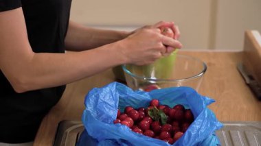 Ev yapımı komposto hazırlamak için kaseden elma alıyorum. Geleneksel içecek için taze meyve seçiyorum. Olgun elmaları seçip ev yapımı tatlı içecekler için hazırlıyorum.