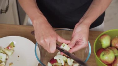 Elma tarlalarını keserek tohumları çıkararak ev yapımı komposto hazırlıyorum. Geleneksel içeceğe eklemeden önce meyve parçalarını buduyorum. Elma dilimlemek ev yapımı tatlı içecekler için arıtma malzemesi