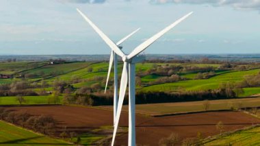 Yel değirmeni çiftliği sürdürülebilir yeşil ekolojik gelişim için temiz yenilenebilir enerji üretiyor. Rüzgar türbini, sürdürülebilir sistemlere güç veriyor. Sürdürülebilir elektrik üreten yel değirmeni