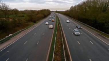 Lojistik koridoru boyunca kamyon ve arabalarla hareket halindeki otoyol trafiğini zamanlamalıyız. Nakliye akışı artarken nakliye devam ediyor ve araçlar çok şeritli yoldan geçiyor. Tedarik zinciri aktivitesi kargo taşımacılığıyla yoğunlaşıyor