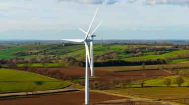 Hava rüzgârı türbini sinematik uçuşunu döndürüyor. Rüzgar türbini yenilenebilir elektrik üretmek için dönüyor. Eko bilinçli enerji için çalışan yel değirmeni
