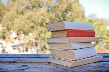 Ahşap bir kutuda kitaplar, endüstriyel bir ortamda kitaplar.