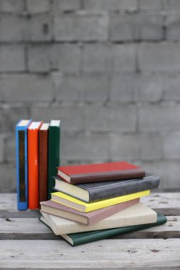 Ahşap bir kutuda kitaplar, endüstriyel bir ortamda kitaplar.