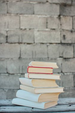 Ahşap bir kutuda kitaplar, endüstriyel bir ortamda kitaplar.