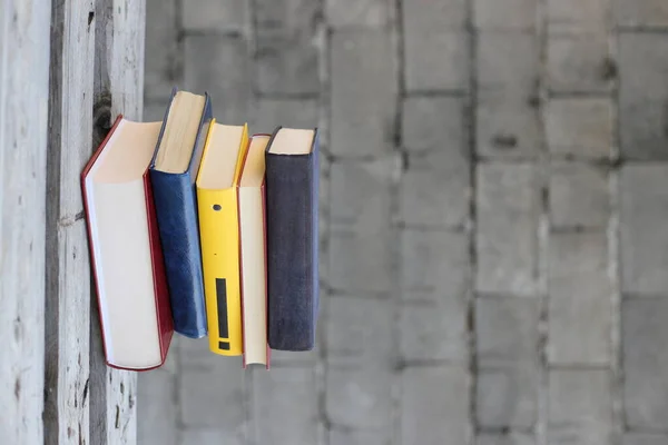 Libros Una Caja Madera Libros Entorno Industrial — Foto de Stock