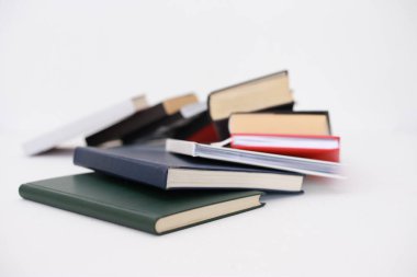  Beyaz arkaplan üzerine kitap yığını