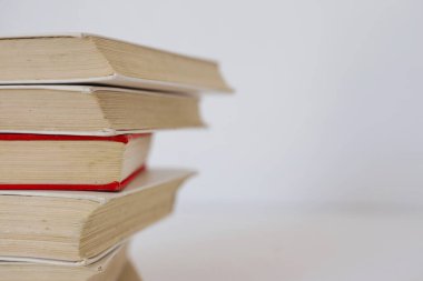  Beyaz arkaplan üzerine kitap yığını