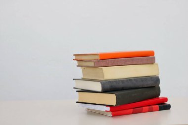  Beyaz arkaplan üzerine kitap yığını