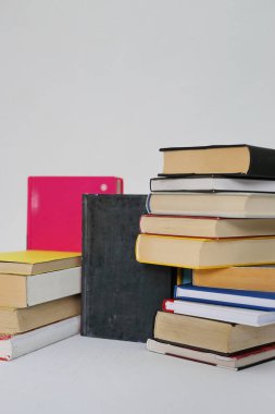  Beyaz arkaplan üzerine kitap yığını