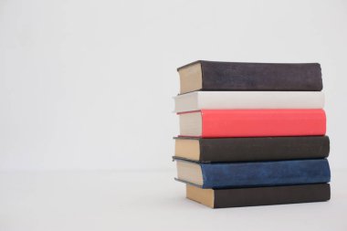  Beyaz arkaplan üzerine kitap yığını