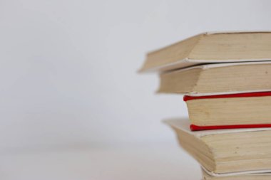 Beyaz arkaplan üzerine kitap yığını