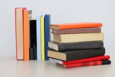 Beyaz arkaplan üzerine kitap yığını