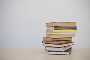 Beyaz arkaplan üzerine kitap yığını