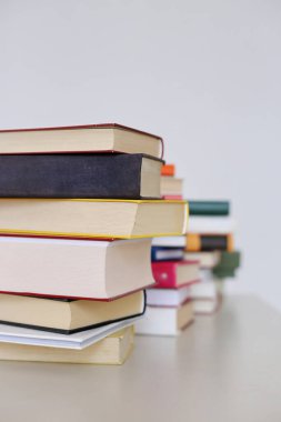 Beyaz arkaplan üzerine kitap yığını