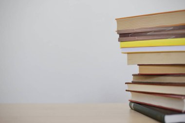 Beyaz arkaplan üzerine kitap yığını