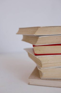 Beyaz arkaplan üzerine kitap yığını