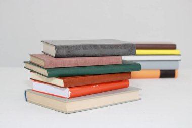Beyaz arkaplan üzerine kitap yığını