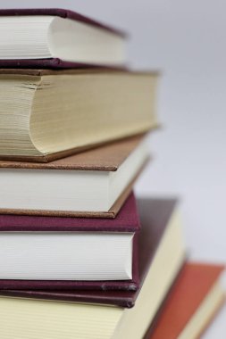 Beyaz arkaplan üzerine kitap yığını