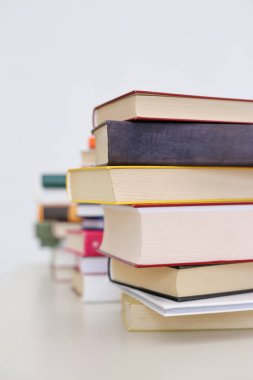 Beyaz arkaplan üzerine kitap yığını