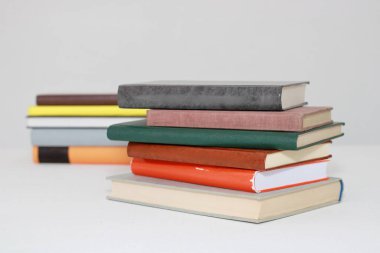 Beyaz arkaplan üzerine kitap yığını