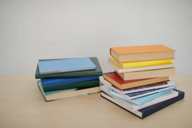 Beyaz arkaplan üzerine kitap yığını
