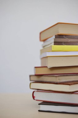 Beyaz arkaplan üzerine kitap yığını