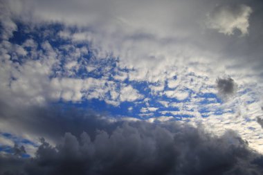 Beyaz bulutlu mavi gökyüzü