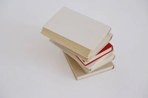 Hromada Knih Bílém Pozadí — Stock fotografie