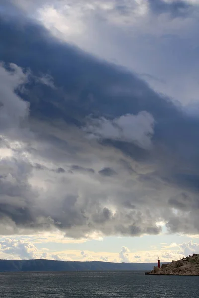 Langit Biru Dengan Awan Putih Atas Laut — Stok Foto