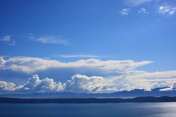 Cielo Azul Con Nubes Blancas Sobre Mar — Foto de Stock