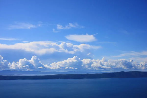 Langit Biru Dengan Awan Putih Atas Laut — Stok Foto