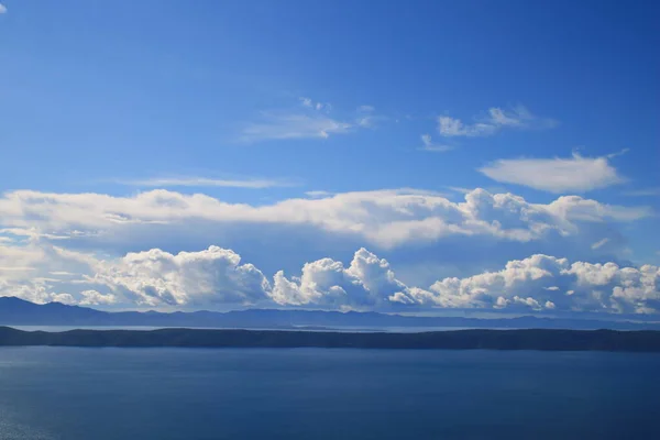 青い空と海の上の白い雲 — ストック写真