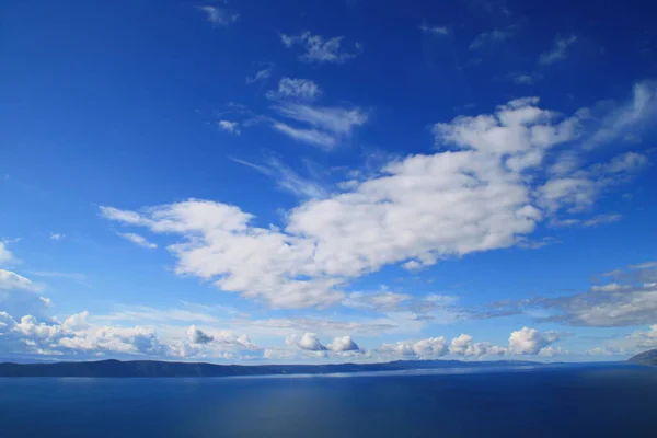 Langit Biru Dengan Awan Putih Atas Laut — Stok Foto