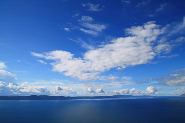 Langit Biru Dengan Awan Putih Atas Laut — Stok Foto