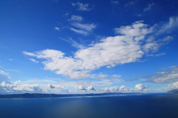青い空と海の上の白い雲 — ストック写真