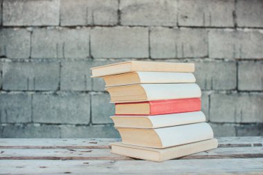 Ahşap bir kutuda kitaplar, endüstriyel bir ortamda kitaplar.