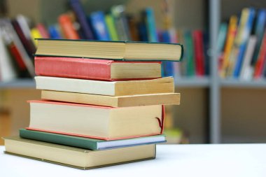 Kitaplar kütüphane masasında.