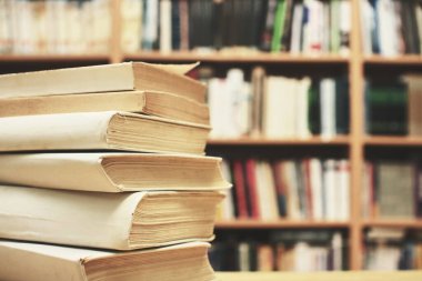 Kitaplar kütüphane masasında.