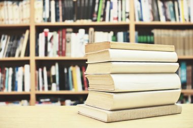 Kitaplar kütüphane masasında.