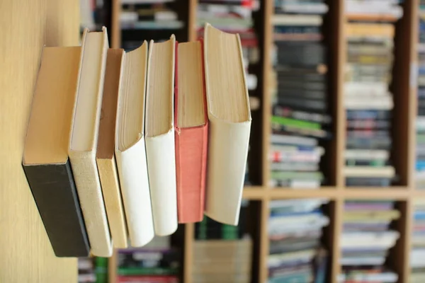 Bücher Auf Dem Büchertisch — Stockfoto