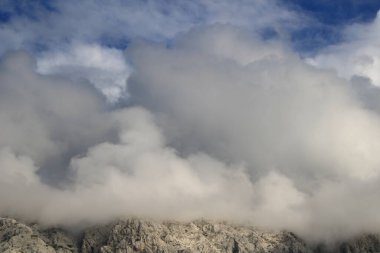 Beyaz ipuçlu mavi gökyüzü