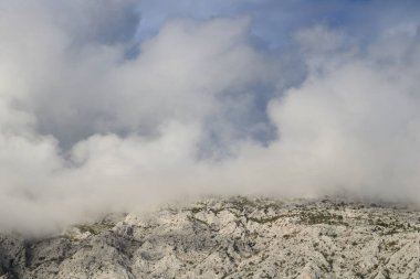 Beyaz ipuçlu mavi gökyüzü