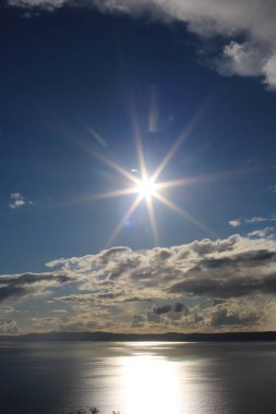 Beyaz ipuçlu mavi gökyüzü